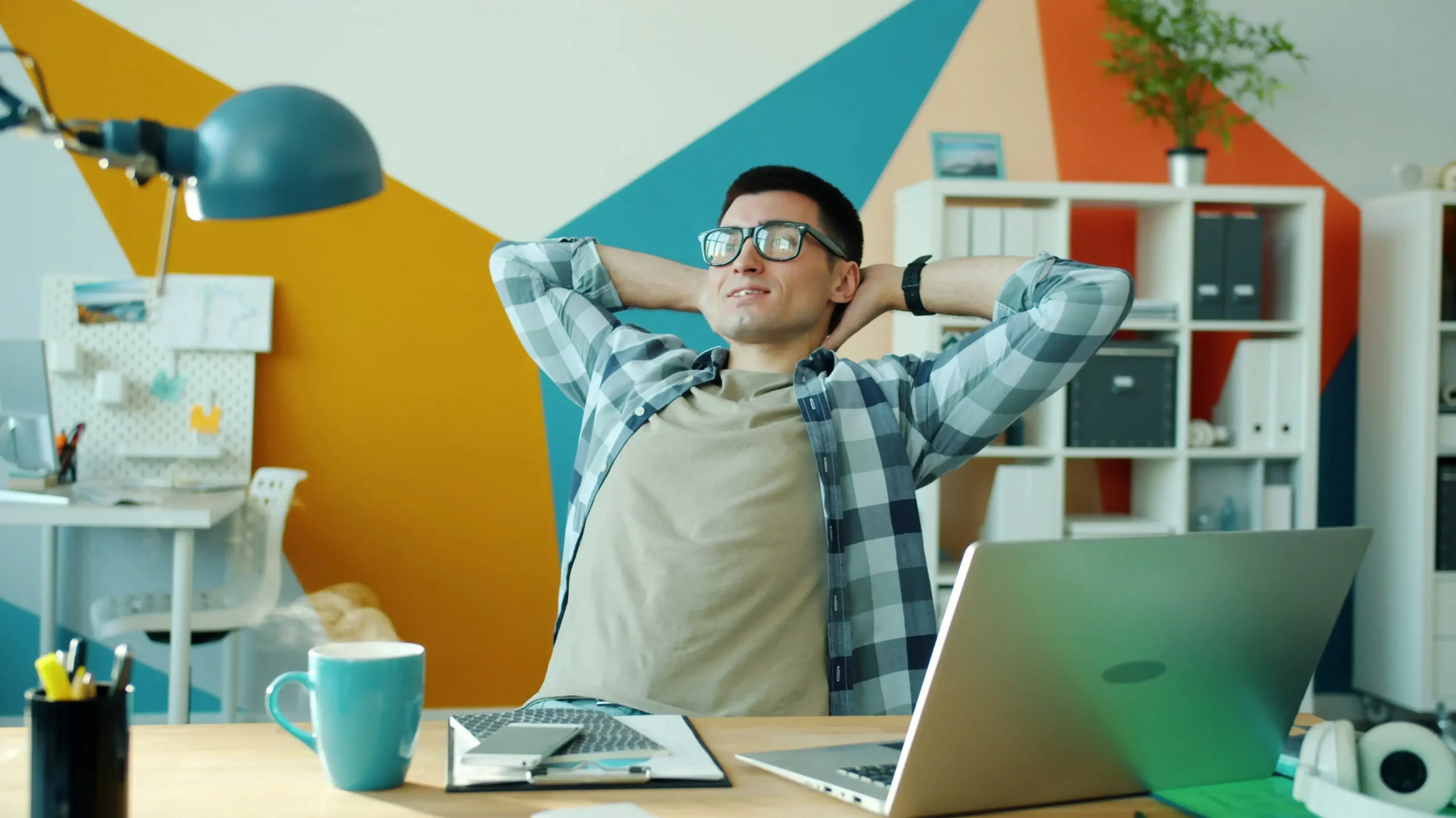 Professionnel prenant un moment de pause au bureau dans une démarche de qualité de vie au travail